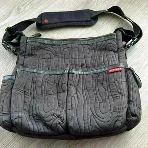SKIP HOP BLACK BAG  WITH DIAPER STATION MOMMY BAG